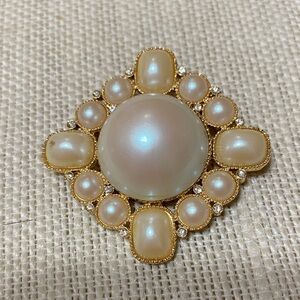 Vintage Richelieu Gold and Cream pearl Brooch